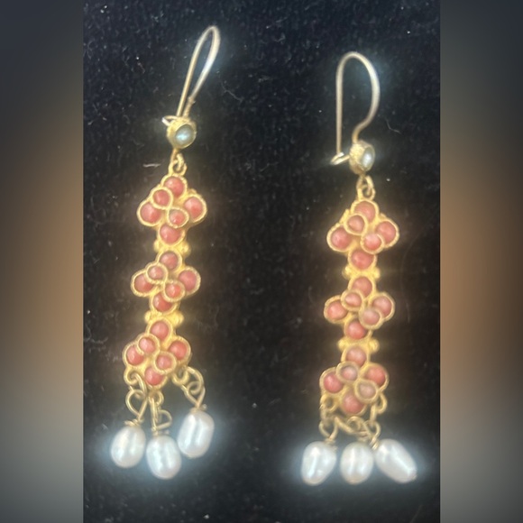 Coral stone, gold tone and freshwater pearl earrings - Picture 2 of 4
